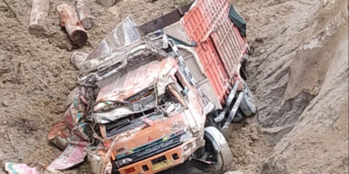 MASUK JURANG: Kondisi truk rusak parah di dalam jurang Dusun II, Arbaan, Desa Aekgodang Arbaan, Kecamatan Onanganjang, Kabupaten Humbahas, Kamis (1/9).