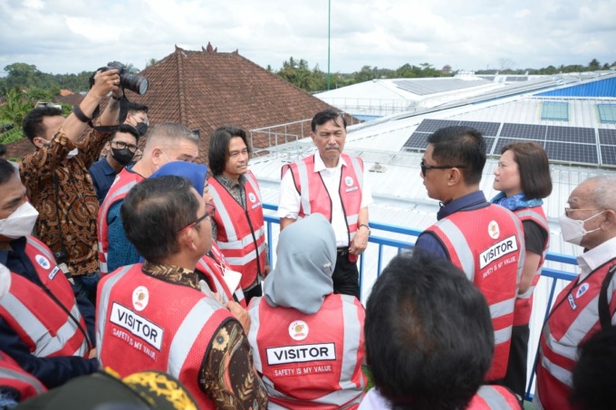 Menko Bidang Kemaritiman dan Investasi RI, Luhut Binsar Pandjaitan meresmikan secara langsung PLTS Atap di kawasan pabrik Danone-AQUA Mambal, Kabupaten Badung, Bali, Kamis (1/9/2022).