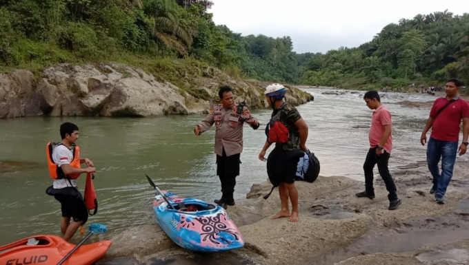 CARI: Tim pencarian korban hanyut di Sungai Bah Bolon oleh BPBD, Polsek dan petugas Kantor Camat Sipispis melakukan pencarian orang hilang.