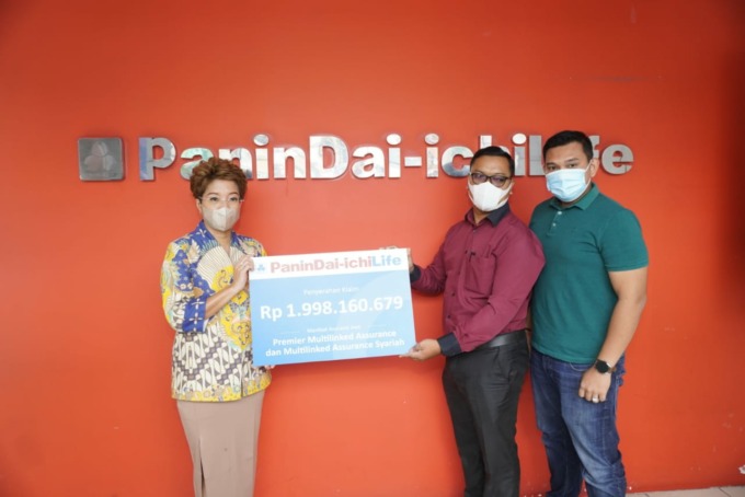 Business Development Director Panin Dai-ichi Life Rosni Tanutama (kiri) secara simbolis menyerahkan klaim tutup usia kepada perwakilan ahli waris nasabah dengan total nilai Rp 1,9 Miliar di Medan, Jumat (2/9/2022). Klaim ini merupakan salah satu manfaat d