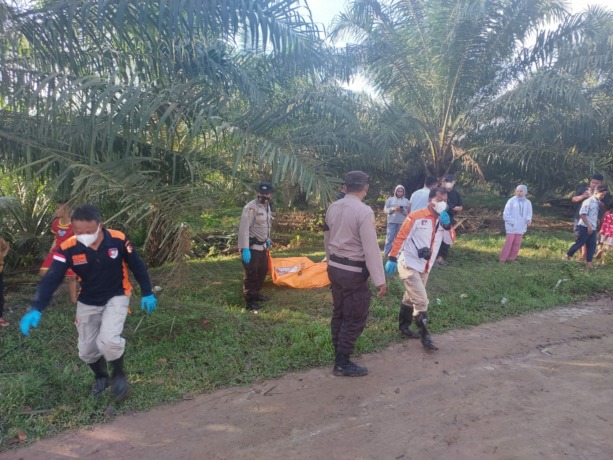 EVAKUASI: Tim Inafis Polres Tebingtinggi bersama masyarakat melakukan evakuasi penemuan mayat perempuan tua di kebun sawit.