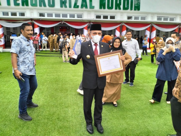 Gubernur Sumut, Edy Rahyamadi menunjukkan penghargaan diterima dari Menteri Perdagangan RI, Zulkifli Hasan.(ist/Sumut Pos)
