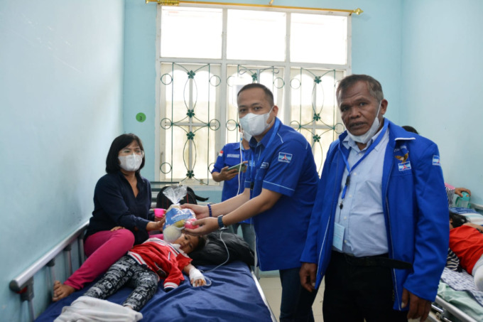 SERAHKAN: Ketua DPC Partai Demokrat Kabupaten Dairi, Wanseptember, saat menyerahkan buah kepada seorang pasien di RSUD Sidikalang, saat gelaran baksos dalam merayakan HUT ke-21 Partai Demokrat.