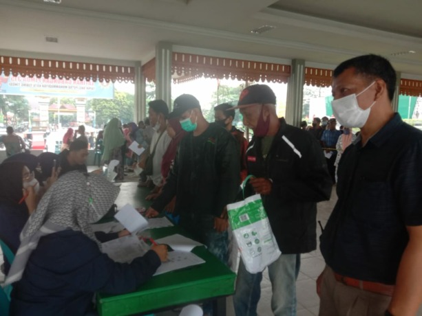 BANTUAN: Tampak warga melakukan pengambilan BLT BBM dan BSP tunai sebesar Rp500.000 di Anjungan Sri Mersing Lapangan Merdeka, Jalan Sutomo Kota Tebingtinggi, Minggu (11/9).Sopian/Sumut Pos.