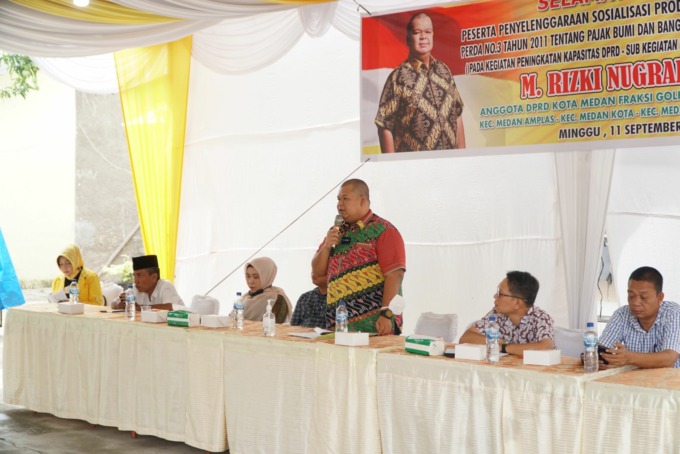 SOSIALISASI: Anggota DPRD Medan Fraksi Partai Golkar, M Rizki Nugraha, saat Sosialisasi Produk Hukum Daerah Kota Medan No 3 Tahun 2011 di Jalan Jati 3, Kelurahan Teladan Timur, Kecamatan Medan Kota, Minggu (11/9).