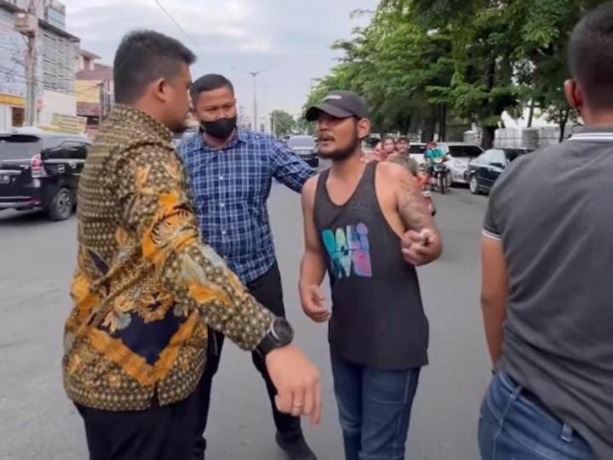 MARAHI: Wali Kota Medan Bobby Nasution saat memarahi jukir liar di Jalan dr Mansyur Medan, karena membuat parkir berlapis yang mengganggu kelancaran arus lalu lintas di kawasan tersebut.