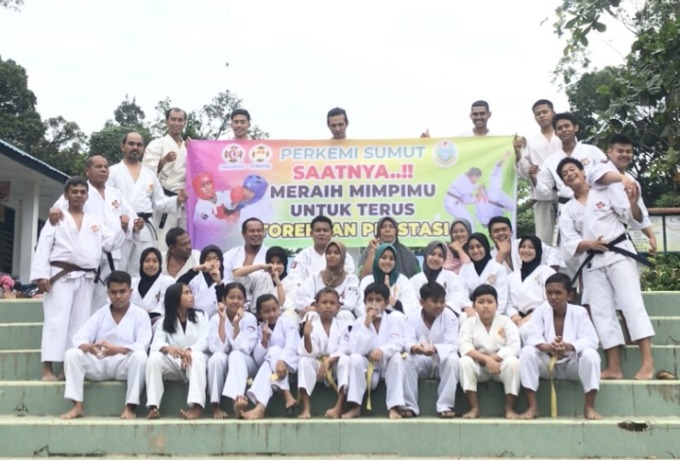 BERSAMA: Atlet Shorinji Kempo Sumut bersama pelatih dan pengurus saat melakukan latihan bersama di Sibolangit, Deliserdang.