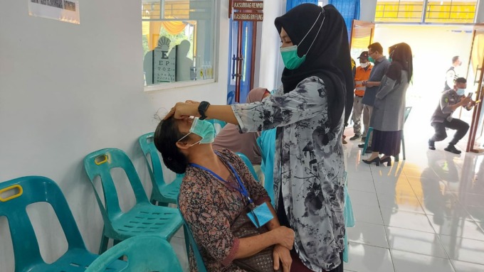Foto: Dame/Metro Tabagsel Tibaria Zega (56), diberi tetes airmata, saat menunggu giliran operasi katarak gratis yang digelar PT Agincourt Resources, di RS Bhayangkara Batangtoru, Tapanuli Selatan, Sumatera Utara, Rabu (14/9/2022).