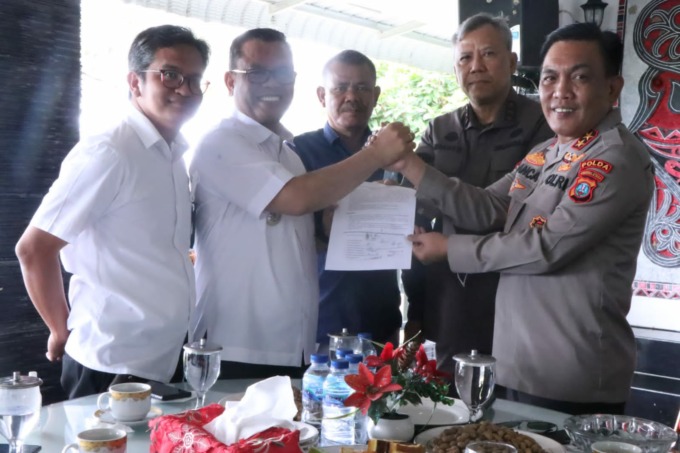 Penyerahan Surat: Kapolda Sumut, Irjen Pol RZ Panca Putra Simanjuntak bersama Kajatisu, Idianto saat menyerahkan fotokopi surat dari keturunan Ompu Buntulan Manurung kepada Bupati Toba, Poltak Sitorus didampingi Direktur BPODT, Jimmy Bernando Panjaitan, d