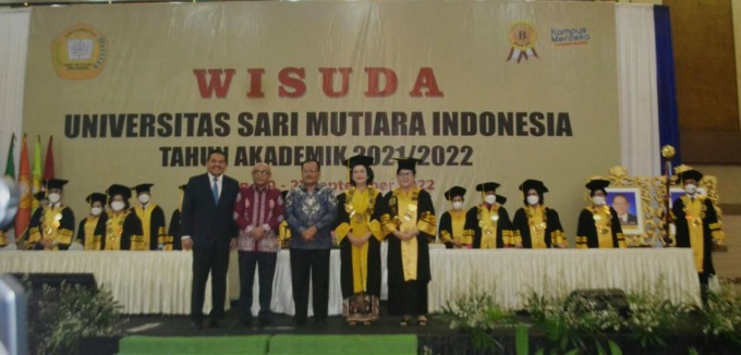BEASISWA: Wakil Bupati Nias Selatan Firman Giawa SH MH (tengah) menghadiri acara wisuda USM Indonesia, Rabu (21/9) dimana sejumlah wisudawan asal Nias Selatan menerima beasiswa.DEDDI MULIA PURBA.