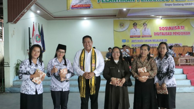 DIABADIKAN: Bupati Dairi, Eddy KA Berutu diabadikan bersama sejumlah guru usai pelantikan pengurus PGRI Ranting Kecamatan Sumbul, Kamis (22/9/2022).SUMUTPOS.CO/Komimfo Dairi.