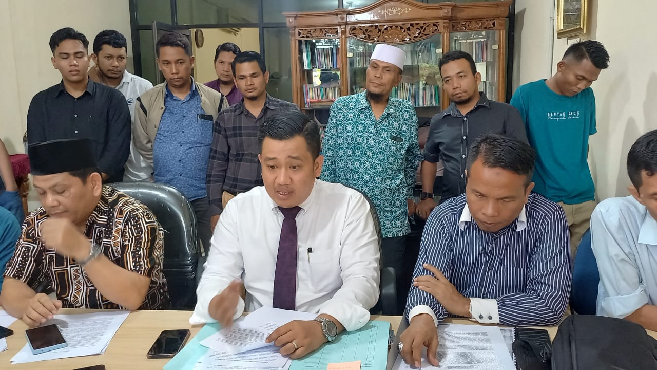 Tim Advokasi Hukum Pembela Rumah Tahfiz Siti Hajar Sibolangit saat memberikan keterangan pers di Kota Medan.(BAGUS SYAHPUTRA/Sumut Pos)