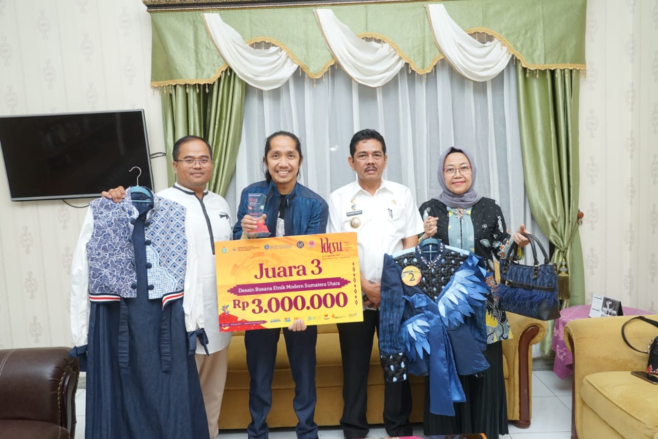 TEMUAI : Pj Wali Kota Tebingtinggi Muhammad Dimiyathi didampingi Nyonya Herliaminda Dimiyahti menerima kunjungan Haris Arianto pemenang Desain Busana Butik Modern.