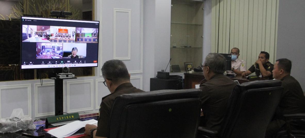 PERKARA : Kajati Sumut Idianto didampingi Aspidum Arip Zahrulyani, Kabag TU Rahmad Isnaini SH MH dan Kasi Oharda Zainal melakukan gelar perkara secara online kepada Jampidum Kejagung RI Dr Fadil Zumhana. (ist)