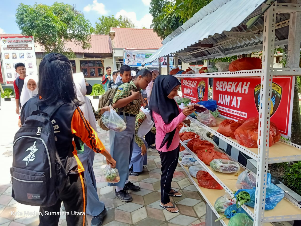 SEDEKAH: Siswa dan siswa SMAN 16 Medan saat membagikan sedekah yang berasal dari para siswa.