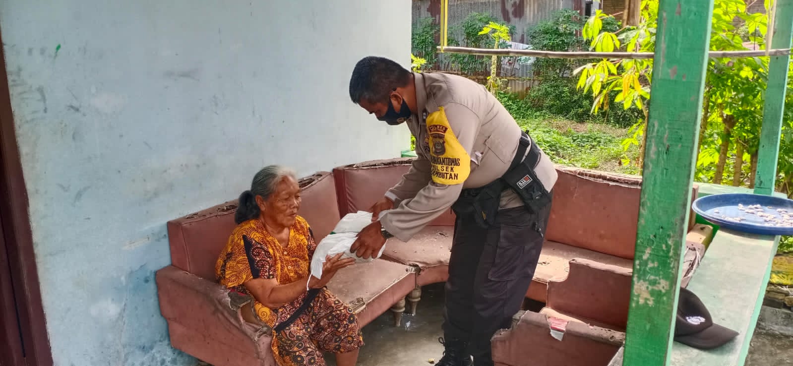 BERIKAN: Kapolsek Rambutan AKP H Samosir bersama jajaran ketika memberikan bantuan sembako kepada warga..