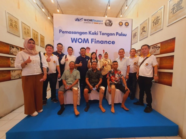 istimewa DONASI: WOM Finance mendonasikan kaki tangan palsu dan Brace ke Yayasan Sosial Moral Sejati Nusantara Abadi, Kota Medan.