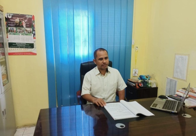 KETERANGAN: Ketua Bawaslu Kabupaten Sergai Agusli Matondang, saat menyampaikan keterangan di ruang kerjanya, baru-baru ini.Fadly/Sumut Pos.