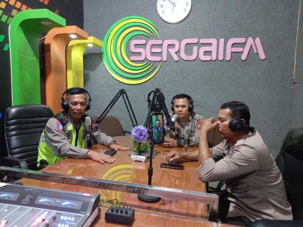 Fadly/SUMUT POS ON AIR: Kasat Lantas Polres Sergai AKP Ghandi saat on air  memberikan informasi Patuh Toba 2022 di Siaran Radio Sergai, Senin (10/10).