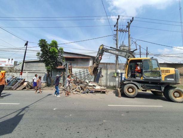 RUBUHKAN:  Tim Gabungan Pemko merubuhkan bangunan posko di atas drainase di Kecamatan Medan Deli, Rabu (12/10).