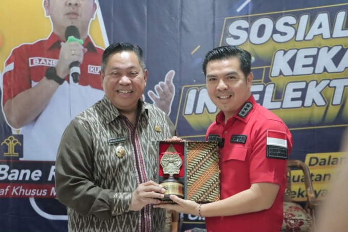 CENDERAMATA. Bupati Dairi, Eddy KA Berutu menerima cenderamata dari Staf Khusus Kemenkumham, Bane Raja Manalu.