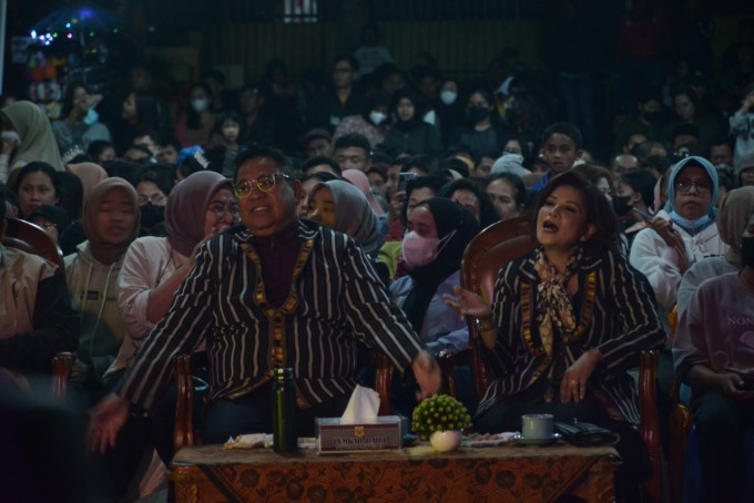 SAKSIKAN: Bupati Dairi Eddy Keleng Ate Berutu didampingi Romy Mariani Simarmata, saat menyaksikan sendratari legenda Sitagandera pada Pesta Budaya Njuah-Njuah di Gedung Nasional Djauli Manik, Sidikalang.Istimewa.