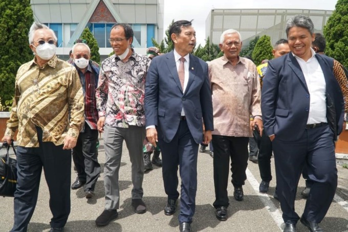 DAMPINGI: Bupati Humbahas Dosmar Banjarnahor, saat mendampingi Menko Marves, sekaligus Ketua Pembina Yayasan Del Luhut Binsar Panjaitan.Istimewa.