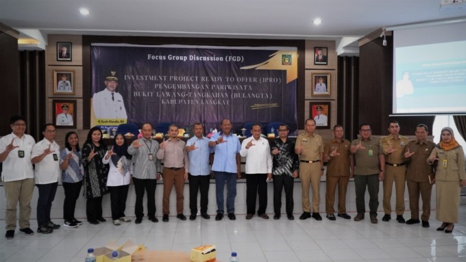 PEMBUKAAN: Plt Bupati Langkat H Syah Afandin SH membuka FGD IPRO Pengembangan Pariwisata Bukit Lawang-Tangkahan (Bulangta) di Ruang Pola Kantor Bupati Langkat, Stabat, Selasa (18/10).