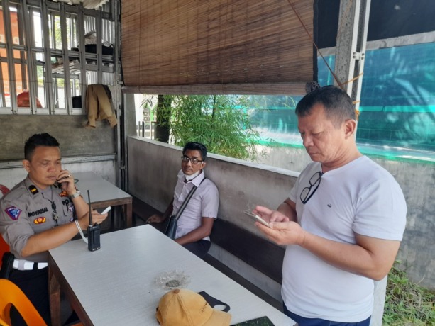 CALO SIM: Kasat Lantas Polrestabes Medan, AKBP Sonny W Siregar (kanan) menyamar dan menciduk langsung diduga pelaku penipuan berkedok calo SIM.