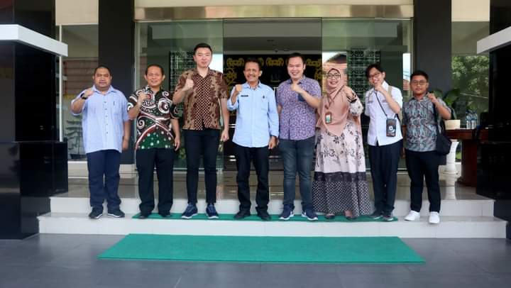 DIABADIKAN: Plt Sekdako Kota Tebingtinggi Bambang Sudaryono diabadikan usai rapat persiapan pengobatan geratis bakti sosial bersama dengan Lembaga Sosial Cetiya Maha Karuna, Loving Hands Charity, Lion Medan Cemara, Jumat (21/10). SOPIAN/SUMUT POS.