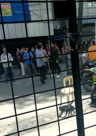 SENGKETA: Pihak sengketa lahan saat berupaya menguasai ruko di Jalan Surabaya No 72 Kelurahan Pasar Baru, Kecamatan Medan Kota.istimewa.
