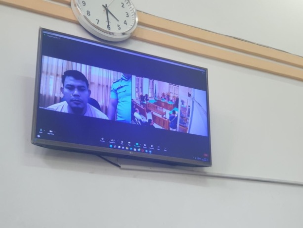 TUNTUTAN: Oknum polisi Brigadir Wisnu Wardhana, terdakwa kasus sabu menjalani sidang tuntutan secara virtual di PN Medan, Selasa (25/10).