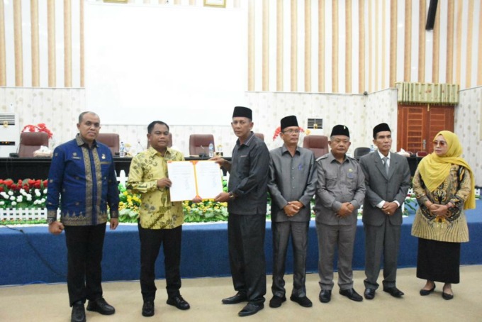 BERSAMA: Bupati Serdangbedagai H.Darma Wijaya didampingi Sekdakab H.M. Faisal Hasrimy bersama para pimpinan DPRD saat disahkannya P-APBD tahun 2022 Sergai.