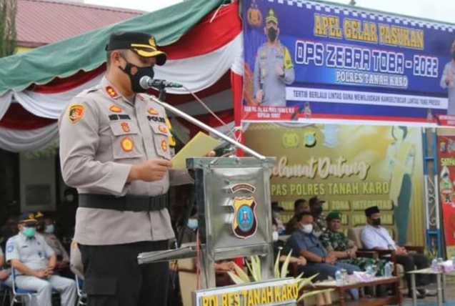 PIMPIN: Kapolres Karo AKBP Ronny Nicolas Sidabutar, saat memimpin Apel Gelar Pasukan Operasi Zebra Toba 2022 di Halaman Mapolres Karo, Senin (3/10).