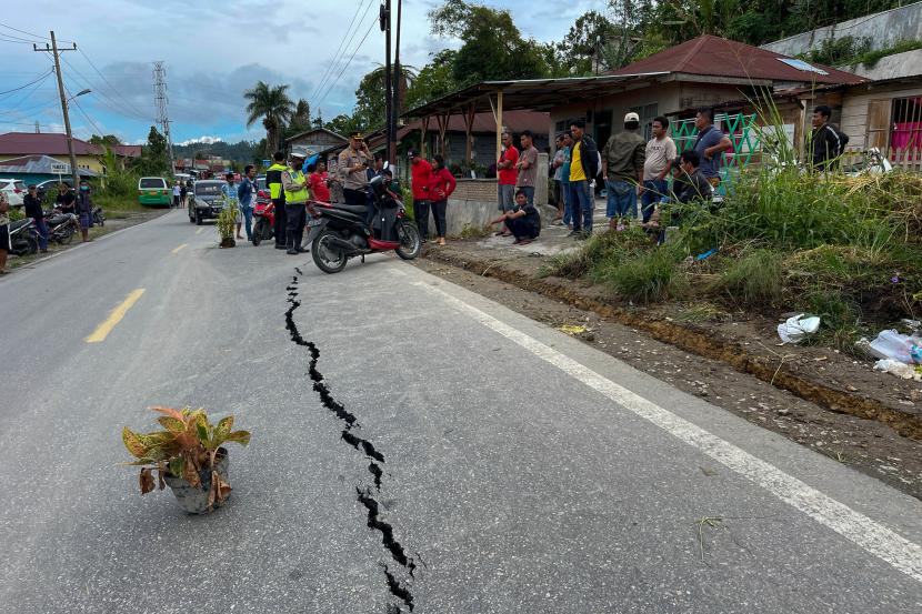 RETAK: Jalan di Pahae Jae, Tapanuli Utara retak akibat gempa yang terjadi pada Sabtu (1/10) lalu. Gempa bumi berkekuatan M4,5 kembali mengguncang wilayah Tapanuli Utara, Kamis (6/10).