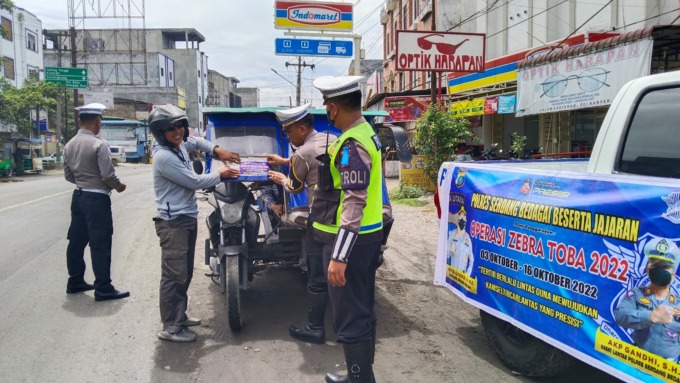 OPERASI ZEBRA: Satlantas Polres Sergai yang dipimpin Kanit Turjawali  Ipda Iman Muliadi  melakukan Operasi Zebra Toba 2022. Fadly/SUMUT POS.
