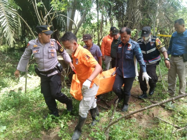 EVAKUASI:  Tim Inafis Polres Tebingtinggi dan jajaran Polsek Dolok Merawan melakukan evakuasi atas jasad penemuan mayat gantung diri ke Rumah Sakit Bhayangkari Kota Tebingtinggi.