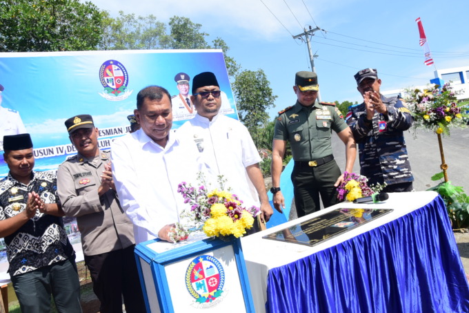 RESMIKAN: Bupati Deliserdang H Ashar Tambunan meresmikan penggunaan Jembatan Pantai Serambi Deli di Desa Paluh Sibaji, Kecamatan Pantai Labu, Kabupaten Deliserdnag.BATARA/sumut pos.