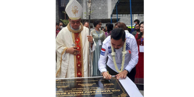 TANDA TANGANI: Anggota DPR RI dari Fraksi Partai Demokrat, Drs Hendrik H Sitompul MM menandatangani prasasti peresmian Gua Maria Ratu Segala Bangsa di Paroki St Fransiskus Assisi Padangbulan Medan, Selasa (4/10).