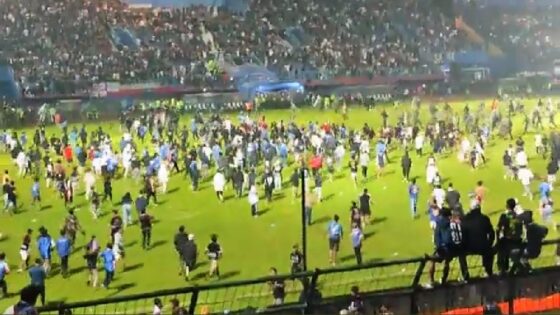 TRAGEDI: Kericuhan terjadi setelah laga antara Arema FC melawan Persebaya di Stadion Kanjuruhan, Kabupaten Malang (1/10).