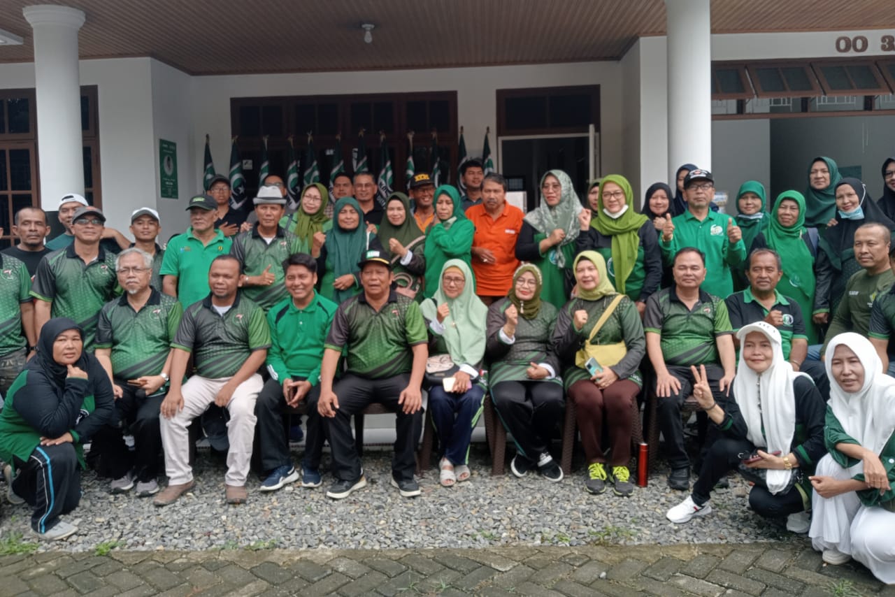 MILAD: Ketua Umum KAHMI Sumut Rusdi Lubis dan Sekum Dadang Darmawan Pasaribu diabadikan bersama pengurus, di sela peringatan Milad ke-56.