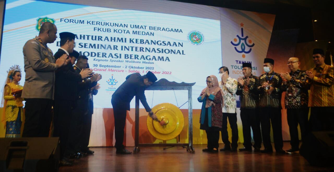 FKUB MEDAN: Wali Kota Medan H Bobby Afif Nasution SE MM memukul gong pembukaan silaturahim kebangsaan dan seminar internasional moderasi beragama yang diadakan FKUB Medan, Sabtu (1/10).DEDDI MULIA PURBA/SUMUT POS
