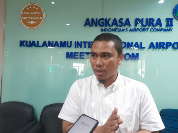 Wawancara: Executive General Manager (EGM) Angkasa Pura (AP) II Bandara Kualanamu, Heriyanto Wibowo saat diwawancarai sejumlah wartawan, Ruang Rapat Domestik Bandara Internasional Kualanamu, Deliserdang, Senin (10/10). Dewi/Sumut Pos