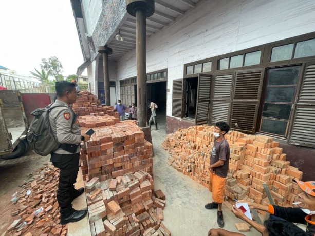 BANTUAN: Bahan Bangunan bantuan dari Polda Sumut yang dikirimkan ke Taput, Senin (10/10). Istimewa/Sumut Pos