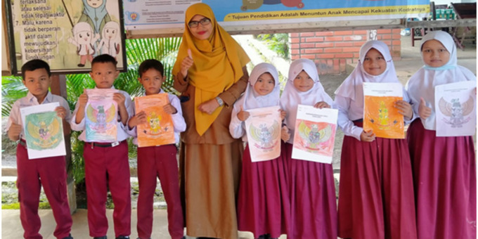 Kepala Sekolah UPT SDN 11 Perkebunan Sipare –pare KabupatenBatu Bara Ika Indriani bersama siswa (ist)