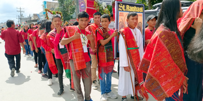 PAWAI: Sebanyak 600 OMK Paroki Santo Fidelis Dolok Sanggul Kabupaten Humbahas pawai bersama, Sabtu (8/10).Fajar/Sumut Pos.