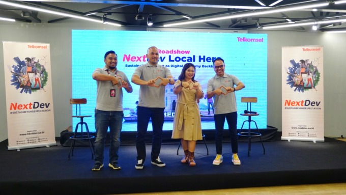 T (Kiri ke Kanan) General Manager Direct Sales & DLS Area Sumatera Telkomsel Aka Kandias Alamin, General Manager Corporate Social Responsibility Telkomsel Andry P Santoso, CEO of Medis Online Indonesia Kristina Sembiring dan Manager CSR Education & Public