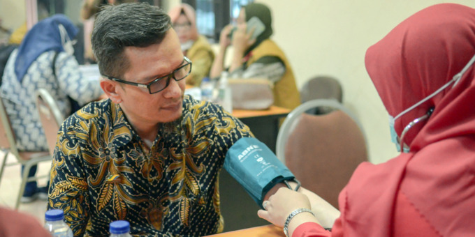 CEK TENSI: Peserta gelaran donor darah yang dilaksanakan SPBUN Basis Kantor Direksi PTPN 3 bersama PMI Kota Medan, saat dicek tensinya.