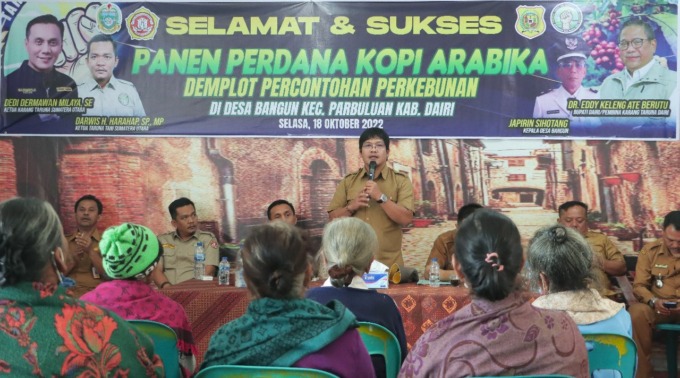 SAMBUTAN: Kadis Pertanian, Robot Simanullang saat menyampaikan sambutan Bupati Dairi, Eddy KA Berutu pada panen perdana kopi dengan Ketua Karang Taruna Sumut di Desa Bangun, Selasa (18/10/2022).SUMUTPOS.CO/ISTIMEWA.