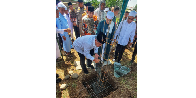PELETAKAN: Wabup Ali Yusuf Siregar menghaduri peletakan batu pertama pembangunan Rumah Suluk Tarekat Naqsabandiyah Khalidiyah.
